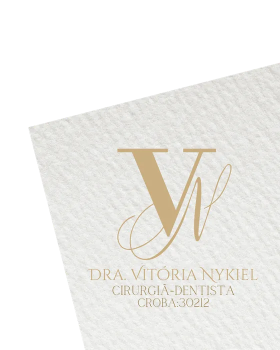Cartão de identidade visual: monograma dourado VN, Drª Vitória Nykiel, Cirurgiã-Dentista, CRO-BA 30212