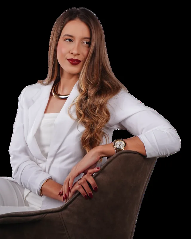 Drª Vitória Nykiel, Cirurgiã-Dentista, sorrindo em consultório